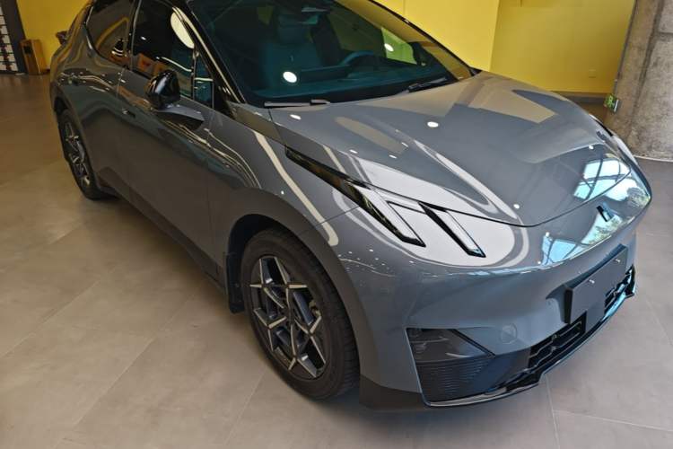 Used Lynk & Co Z20 2025 530 km Range Rear-Wheel Drive Pro Front Right 45 Deg