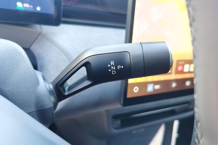 Used Lynk & Co Z20 2025 530 km Range Rear-Drive Max "Chasing the Sun" Edition Gear Lever