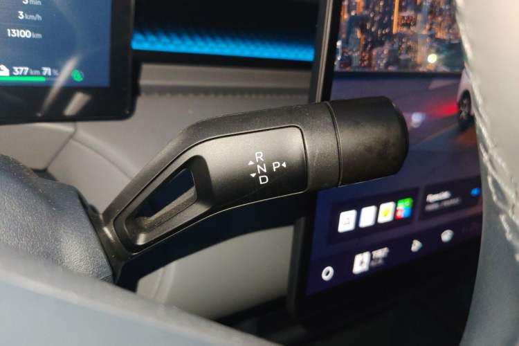 Used Lynk & Co Z20 2025 530 km Range Rear-Wheel Drive Pro Gear Lever