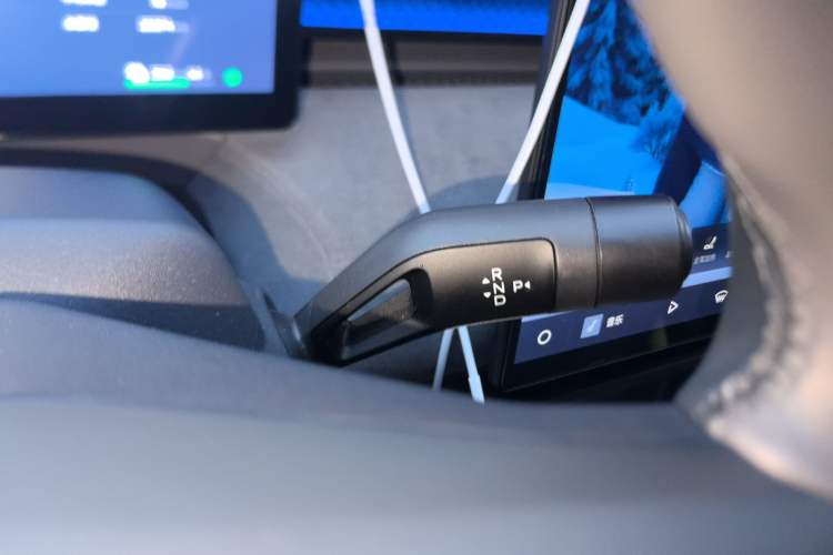 Used Lynk & Co Z20 2025 530 km Range Rear-Drive Max "Chasing the Sun" Edition Gear Lever