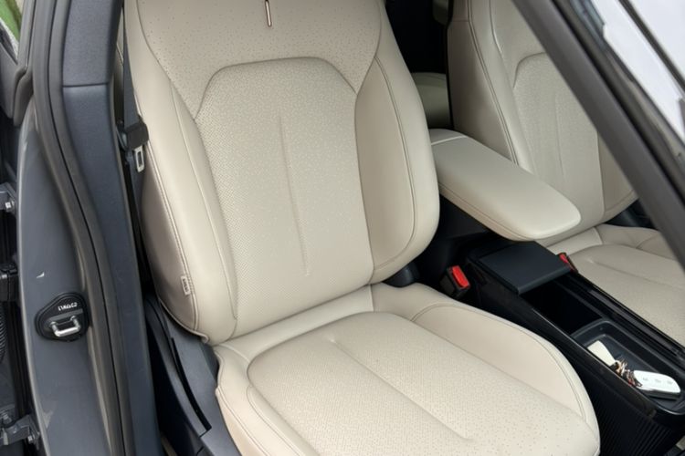 Used Lynk & Co Z20 2025 530 km Range Rear-Wheel Drive Pro Interior 2