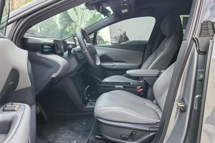Used Lynk & Co Z20 2025 530 km Range Rear-Wheel Drive Pro Interior 2