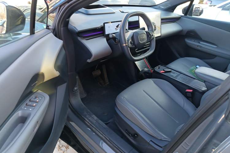 Used Lynk & Co Z20 2025 530 km Range Rear-Wheel Drive Max Interior 3