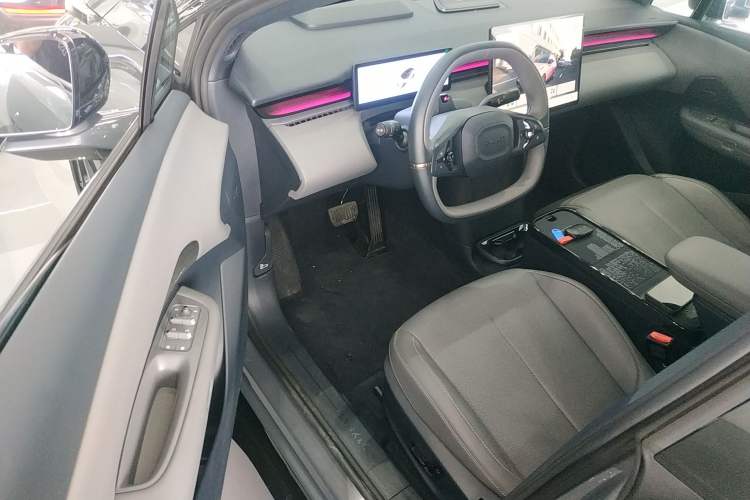 Used Lynk & Co Z20 2025 530 km Range Rear-Wheel Drive Max Interior 3