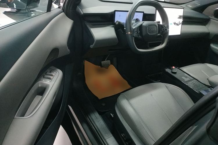 Used Lynk & Co Z20 2025 530 km Range Rear-Wheel Drive Max Interior 3