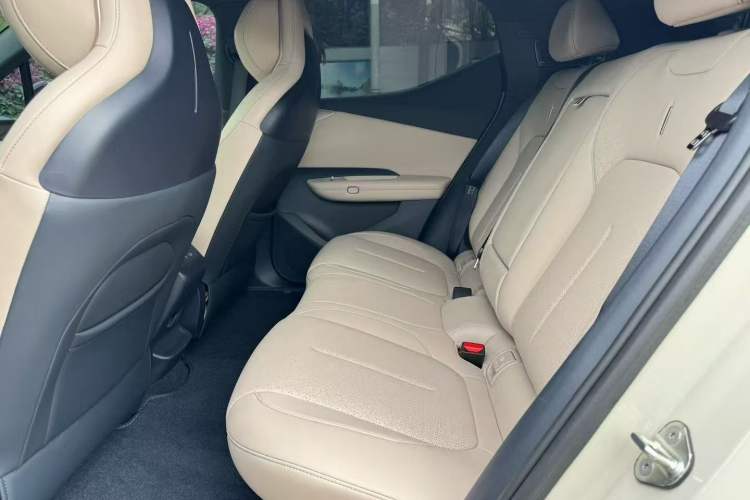 Used Lynk & Co Z20 2025 530 km Range Rear-Wheel Drive Pro Interior 3