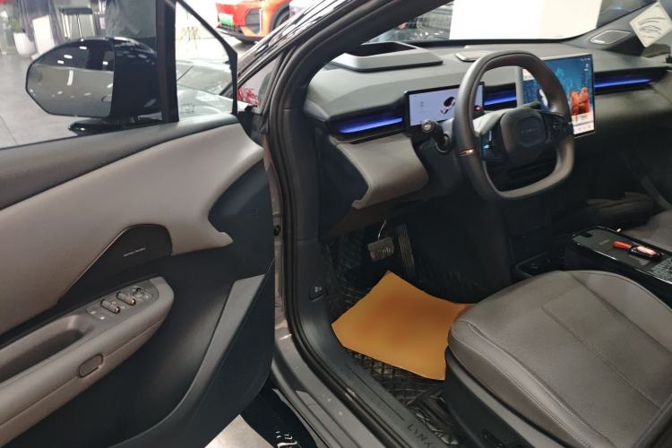 Used Lynk & Co Z20 2025 530 km Range Rear-Wheel Drive Max Interior 3