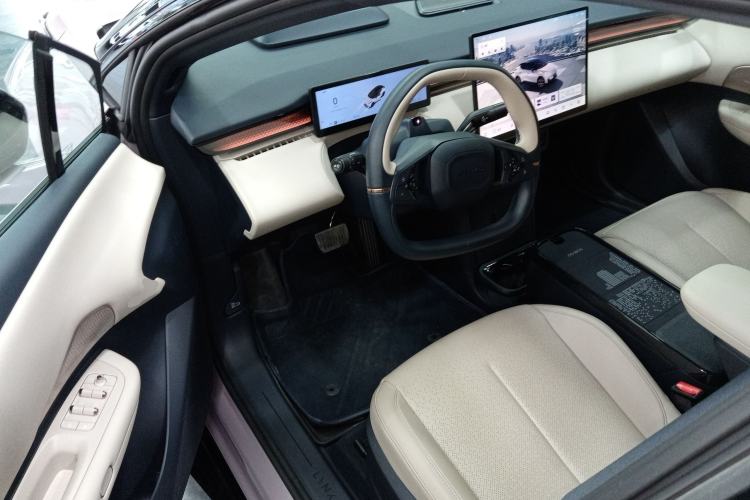 Used Lynk & Co Z20 2025 530 km Range Rear-Wheel Drive Max Interior 3