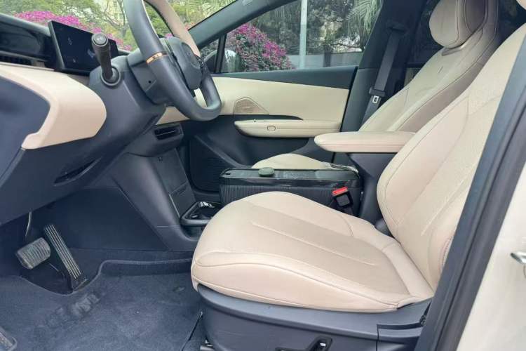 Used Lynk & Co Z20 2025 530 km Range Rear-Wheel Drive Pro Interior 4