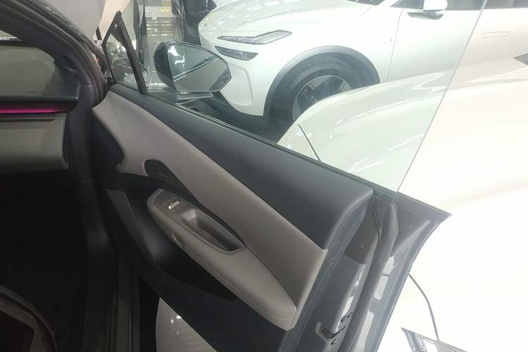 Used Lynk & Co Z20 2025 530 km Range Rear-Wheel Drive Max Interior 5