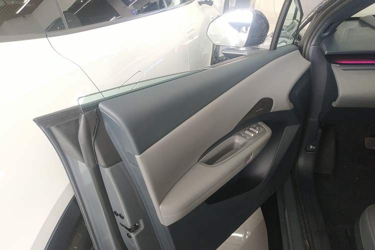 Used Lynk & Co Z20 2025 530 km Range Rear-Wheel Drive Max Interior 7