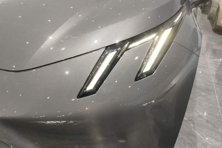 Used Lynk & Co Z20 2025 530 km Range Rear-Wheel Drive Pro Left Front Headlight