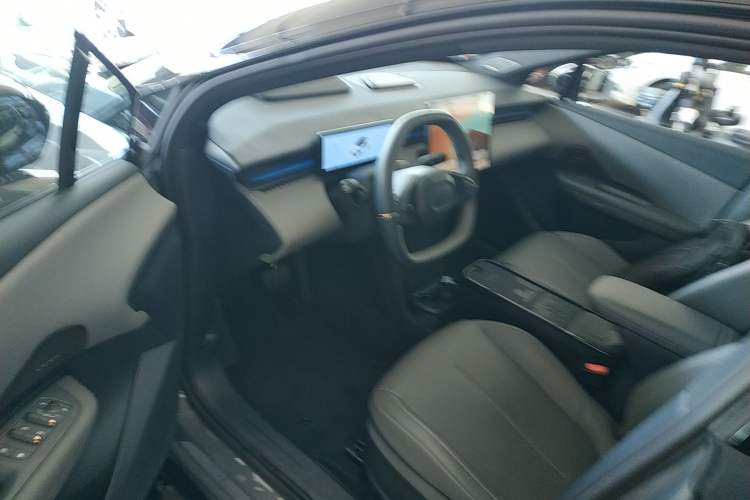 Used Lynk & Co Z20 2025 530 km Range Rear-Wheel Drive Max Left Front Seat