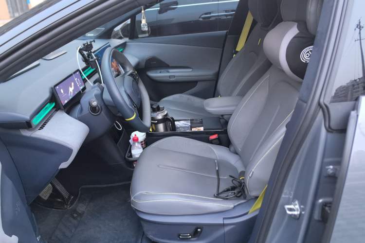 Used Lynk & Co Z20 2025 530 km Range Rear-Drive Max "Chasing the Sun" Edition Left Front Seat