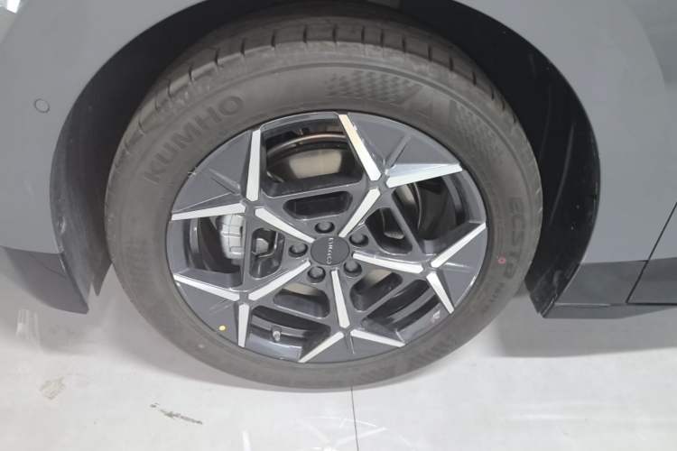 Used Lynk & Co Z20 2025 530 km Range Rear-Wheel Drive Pro Left Front Wheel Hub