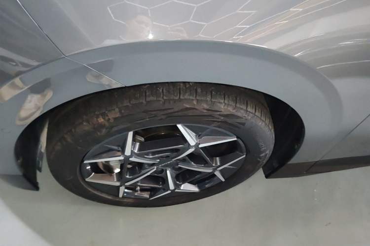 Used Lynk & Co Z20 2025 530 km Range Rear-Wheel Drive Max Left Front Wheel Hub