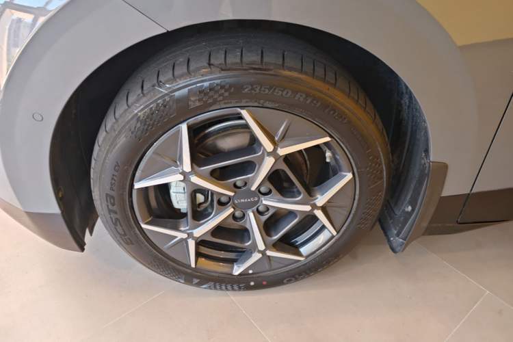 Used Lynk & Co Z20 2025 530 km Range Rear-Wheel Drive Pro Left Front Wheel Hub