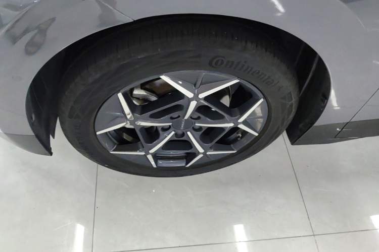 Used Lynk & Co Z20 2025 530 km Range Rear-Wheel Drive Max Left Front Wheel Hub