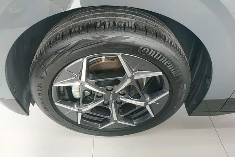 Used Lynk & Co Z20 2025 530 km Range Rear-Wheel Drive Max Left Front Wheel Hub