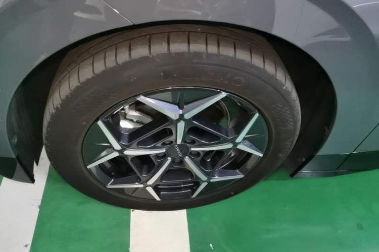 Used Lynk & Co Z20 2025 530 km Range Rear-Wheel Drive Pro Left Front Wheel Hub