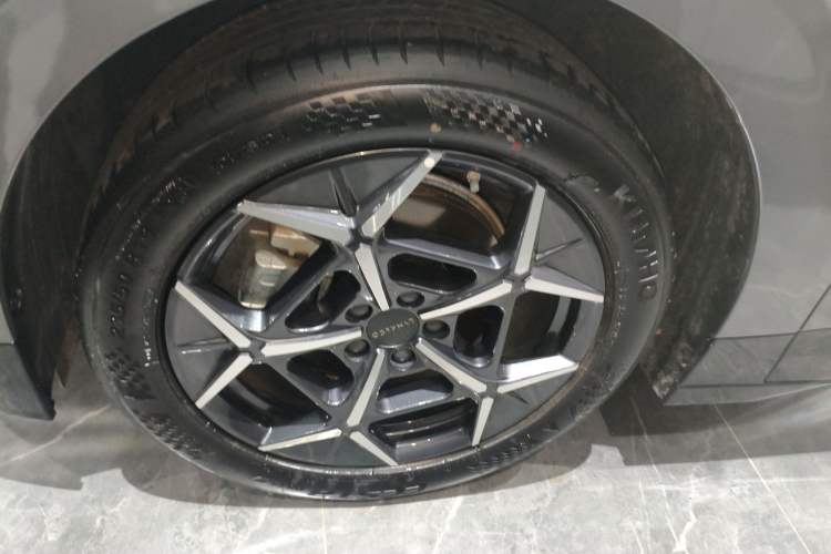 Used Lynk & Co Z20 2025 530 km Range Rear-Wheel Drive Pro Left Front Wheel Hub
