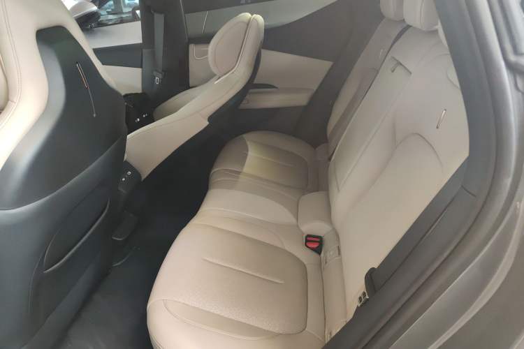 Used Lynk & Co Z20 2025 530 km Range Rear-Wheel Drive Max Left Rear Seat
