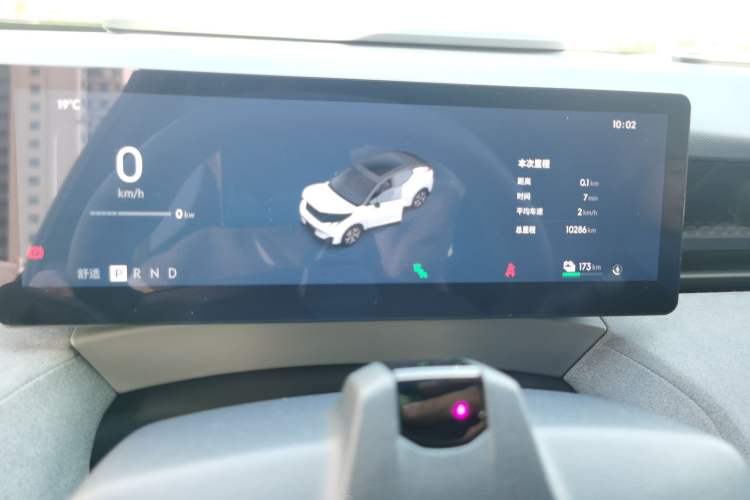 Used Lynk & Co Z20 2025 530 km Range Rear-Drive Max "Chasing the Sun" Edition Odometer Close Up