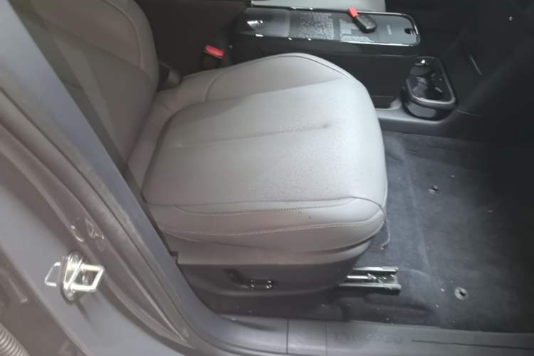 Used Lynk & Co Z20 2025 530 km Range Rear-Wheel Drive Pro Right Front Seat