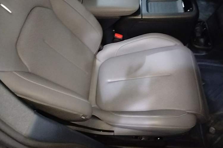 Used Lynk & Co Z20 2025 530 km Range Rear-Wheel Drive Max Right Front Seat