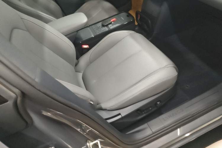 Used Lynk & Co Z20 2025 530 km Range Rear-Wheel Drive Max Right Front Seat