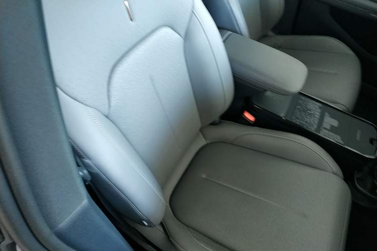 Used Lynk & Co Z20 2025 530 km Range Rear-Wheel Drive Max Right Front Seat