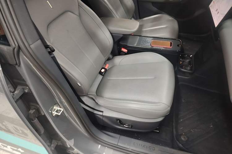 Used Lynk & Co Z20 2025 530 km Range Rear-Wheel Drive Pro Right Front Seat