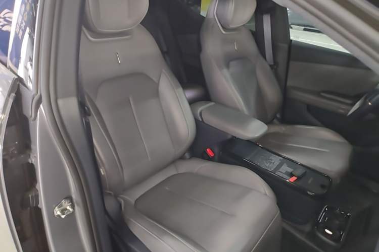 Used Lynk & Co Z20 2025 530 km Range Rear-Wheel Drive Max Right Front Seat