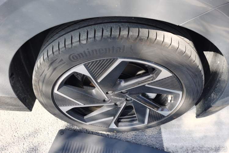 Used Lynk & Co Z20 2025 530 km Range Rear-Drive Max "Chasing the Sun" Edition Right Front Wheel Hub