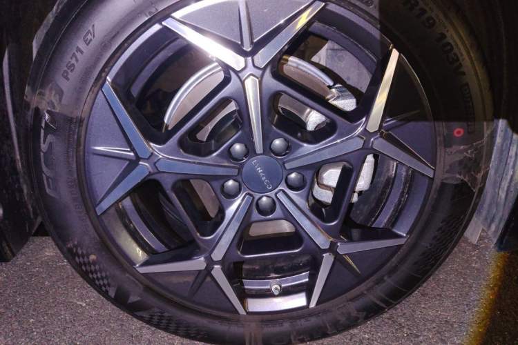 Used Lynk & Co Z20 2025 530 km Range Rear-Wheel Drive Pro Right Front Wheel Hub