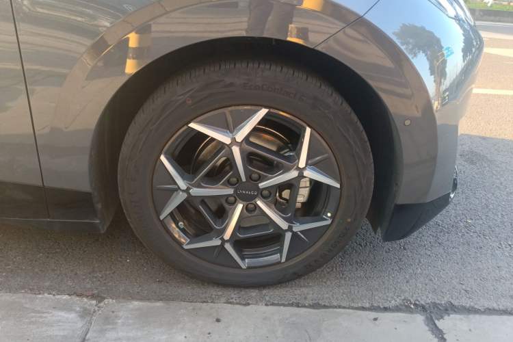 Used Lynk & Co Z20 2025 530 km Range Rear-Wheel Drive Max Right Front Wheel Hub