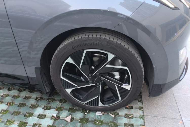 Used Lynk & Co Z20 2025 530 km Range Rear-Drive Max "Chasing the Sun" Edition Right Front Wheel Hub