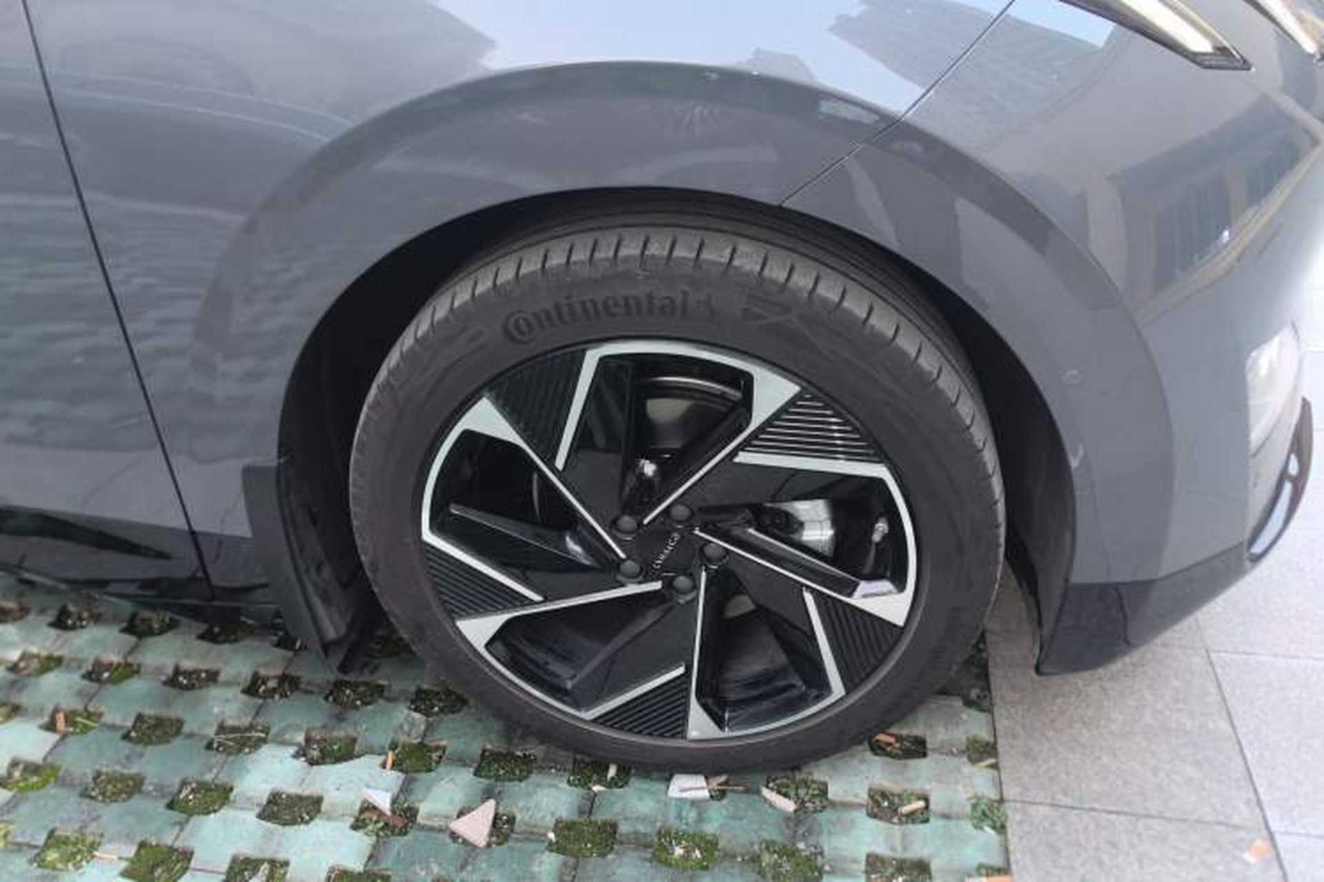 Used Lynk & Co Z20 2025 530 km Range Rear-Drive Max "Chasing the Sun" Edition Right Front Wheel Hub