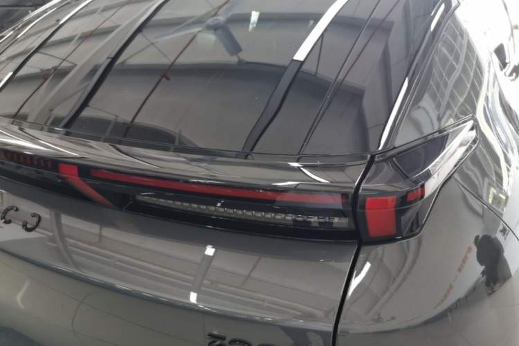 Used Lynk & Co Z20 2025 530 km Range Rear-Wheel Drive Max Right Rear Taillight