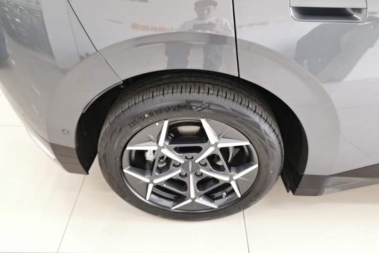 Used Lynk & Co Z20 2025 530 km Range Rear-Wheel Drive Max Right Rear Wheel Hub