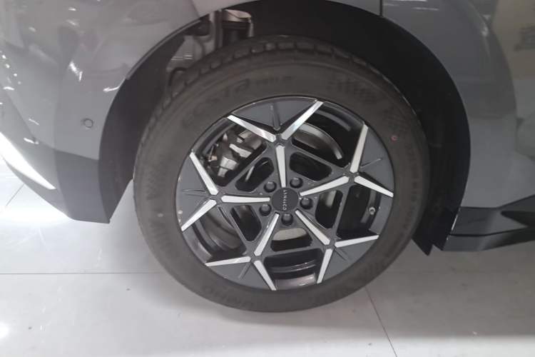 Used Lynk & Co Z20 2025 530 km Range Rear-Wheel Drive Pro Right Rear Wheel Hub