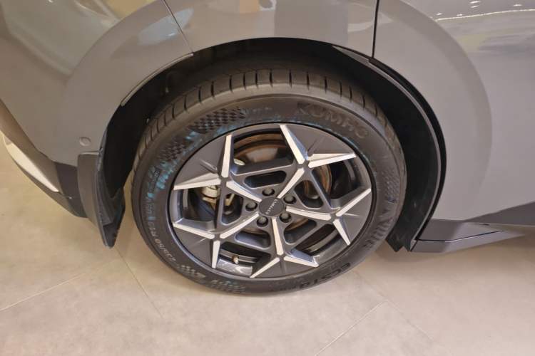 Used Lynk & Co Z20 2025 530 km Range Rear-Wheel Drive Pro Right Rear Wheel Hub