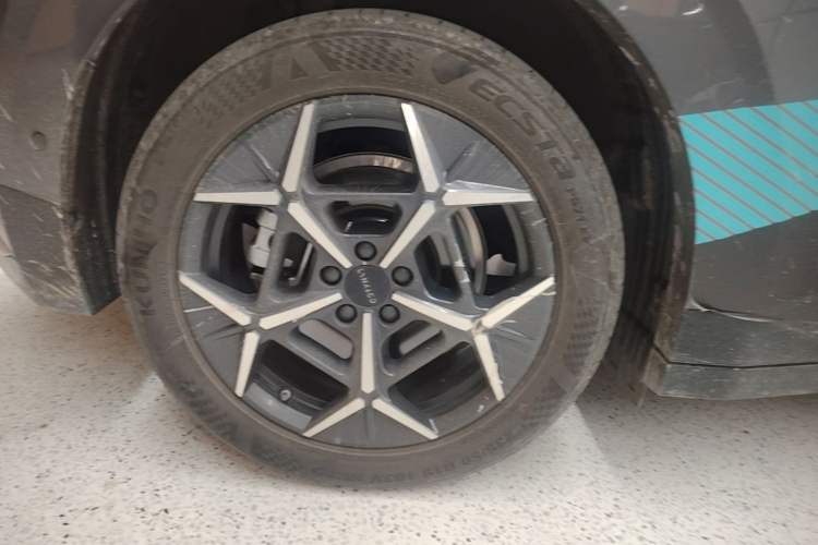 Used Lynk & Co Z20 2025 530 km Range Rear-Wheel Drive Pro Right Rear Wheel Hub
