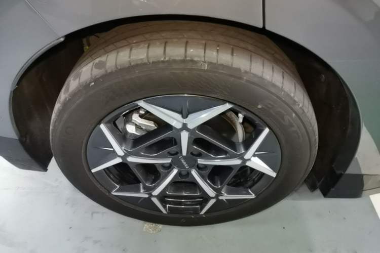 Used Lynk & Co Z20 2025 530 km Range Rear-Wheel Drive Pro Right Rear Wheel Hub