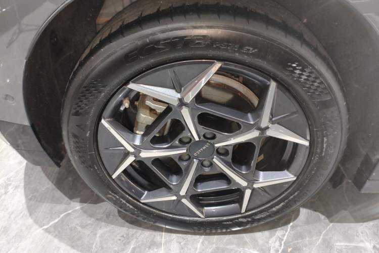 Used Lynk & Co Z20 2025 530 km Range Rear-Wheel Drive Pro Right Rear Wheel Hub