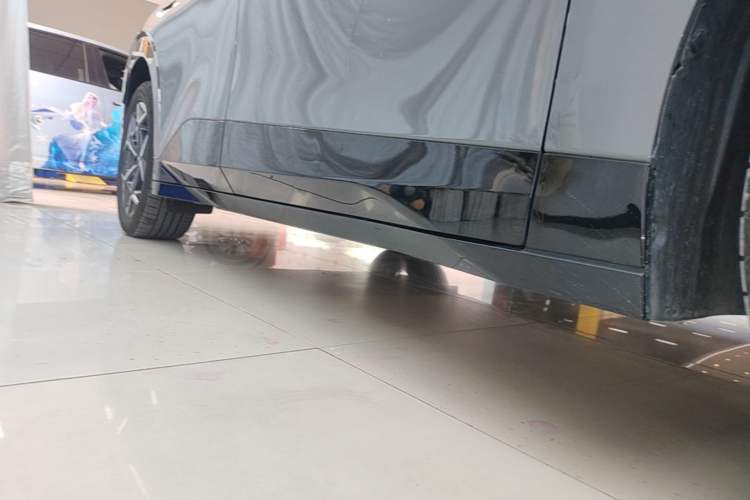 Used Lynk & Co Z20 2025 530 km Range Rear-Wheel Drive Pro Right Side Sill