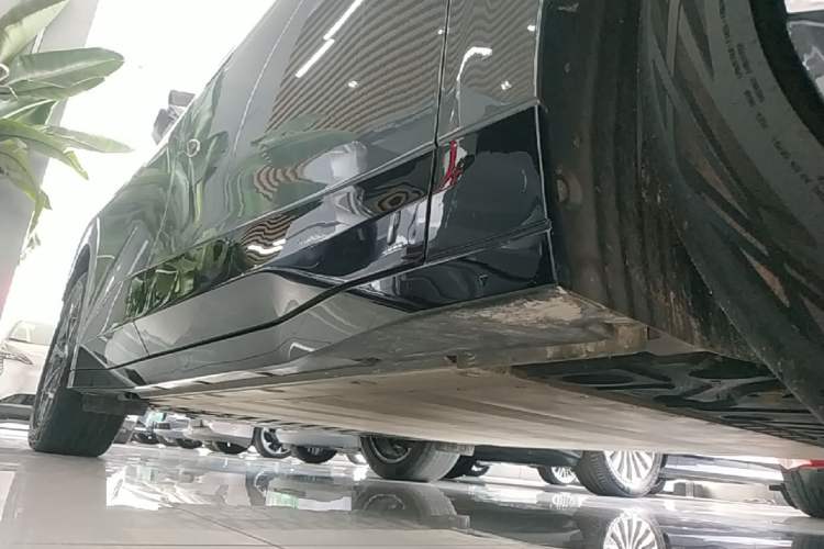 Used Lynk & Co Z20 2025 530 km Range Rear-Wheel Drive Max Right Side Sill