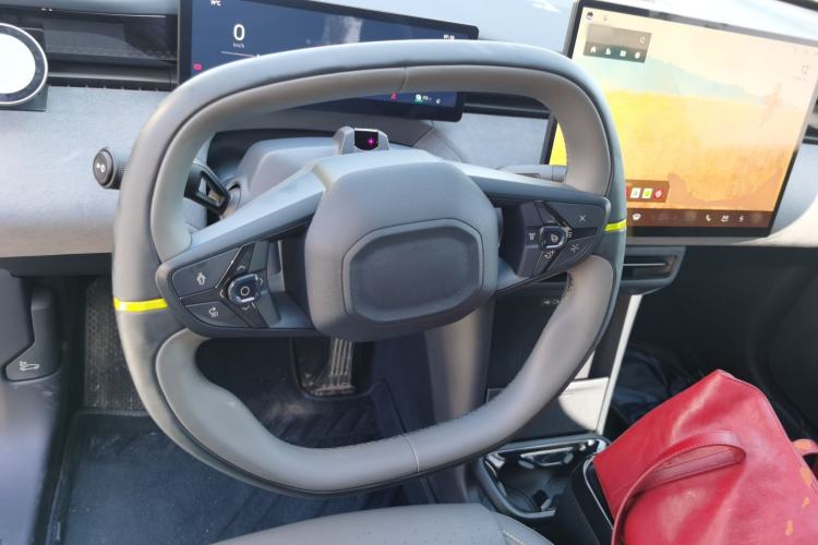 Used Lynk & Co Z20 2025 530 km Range Rear-Drive Max "Chasing the Sun" Edition Steering Wheel