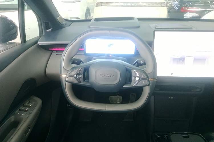 Used Lynk & Co Z20 2025 530 km Range Rear-Wheel Drive Max Steering Wheel
