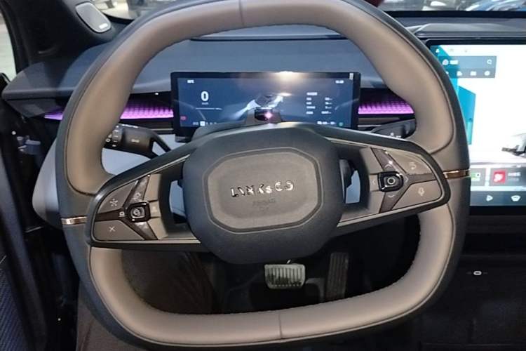 Used Lynk & Co Z20 2025 530 km Range Rear-Wheel Drive Max Steering Wheel